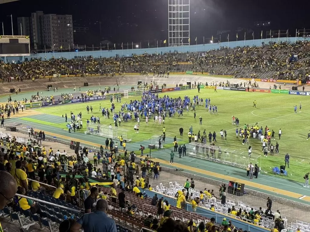 狂欢，库拉索球迷赛后集体冲场庆祝球队首次打入世界杯正赛