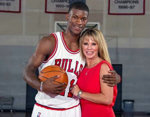 被妈妈抛弃后被同学家收养，成名后的巴特勒如何回报莱斯利一家？