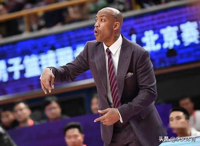 CBA“詹姆斯”状态提升！年薪千万元值吗？解释“踢裆”犯规