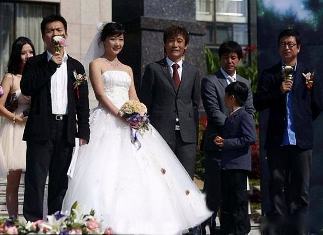 导致那英分手，为男足名宿高峰生下儿子，女星纳文得到多少补偿？