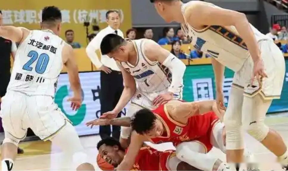 总决赛G5冲突后续！红衣男子拘留8天，CBA仍未官宣追罚！ (http://www.hoobei.cn/) ast 第3张