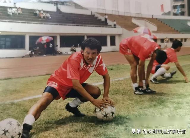 衣往情深①：新生深足的烈火红心，从那件拉风的进口球衣说起