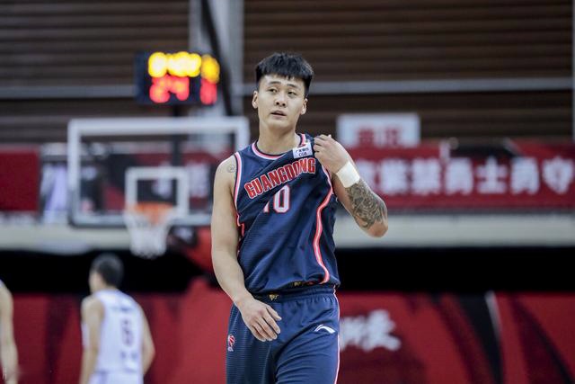 徐杰和女友地铁站秀恩爱,胡明轩爸爸首次露面,赵睿受到处分