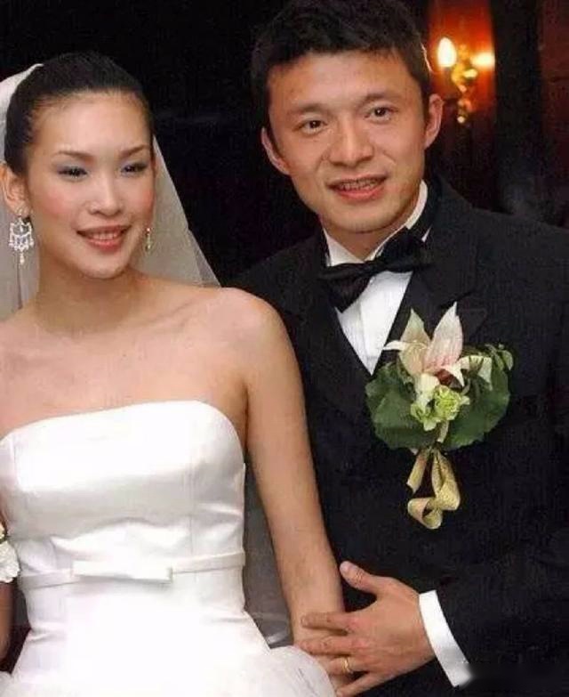 和男足名宿谢晖结婚7年，离婚后的名模佟晨洁能拿到多少补偿？
