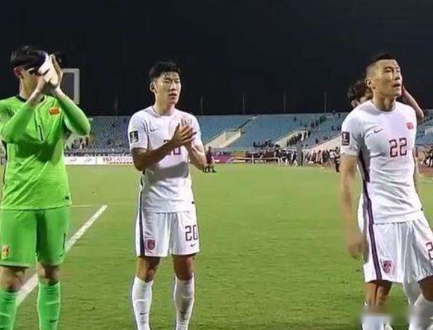 8场丢16球却力压王大雷首发，14年生涯，颜骏凌赚到多少薪水？