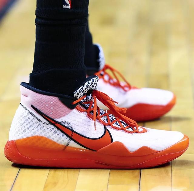 NBA球员上脚：黄蜂队的篮球鞋，AJ和PG4很亮眼