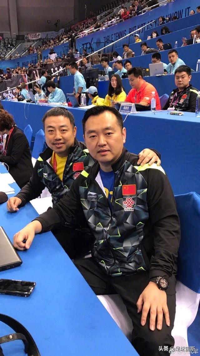 孔令辉穿短裤亮相郑州大学，女乒前主帅久违现身 刘诗雯承认胖了