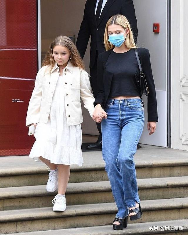 小七牵手漂亮嫂子，去妈妈店里购物！贝克汉姆女儿戴耳环 美又飒