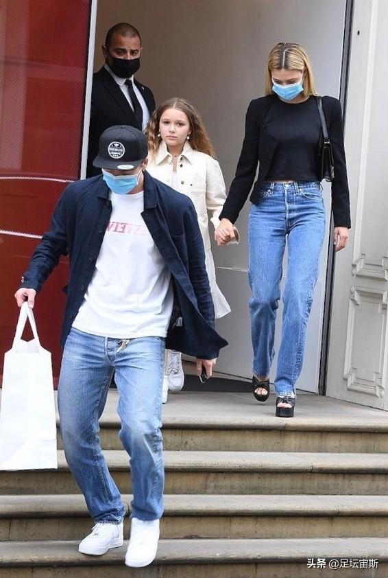 小七牵手漂亮嫂子，去妈妈店里购物！贝克汉姆女儿戴耳环 美又飒