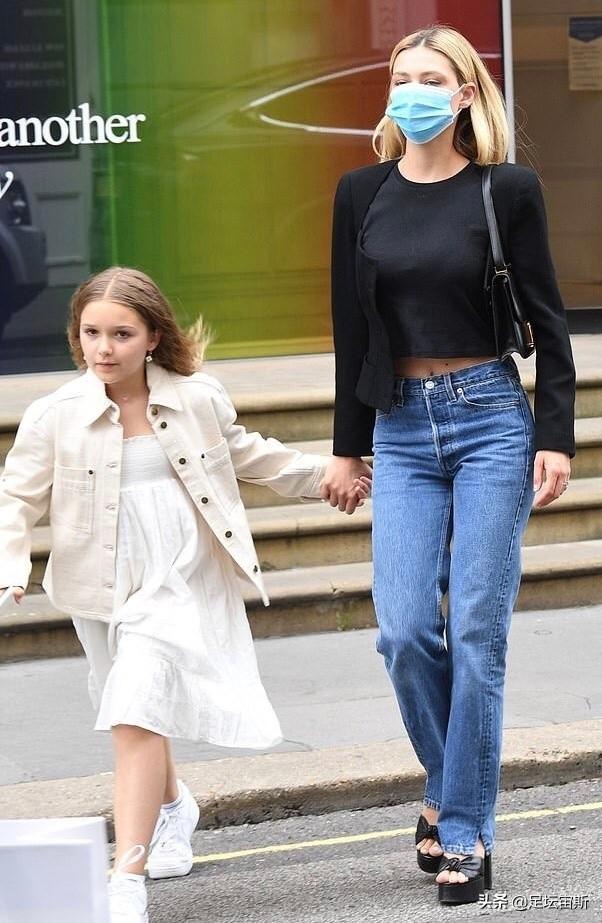 小七牵手漂亮嫂子，去妈妈店里购物！贝克汉姆女儿戴耳环 美又飒