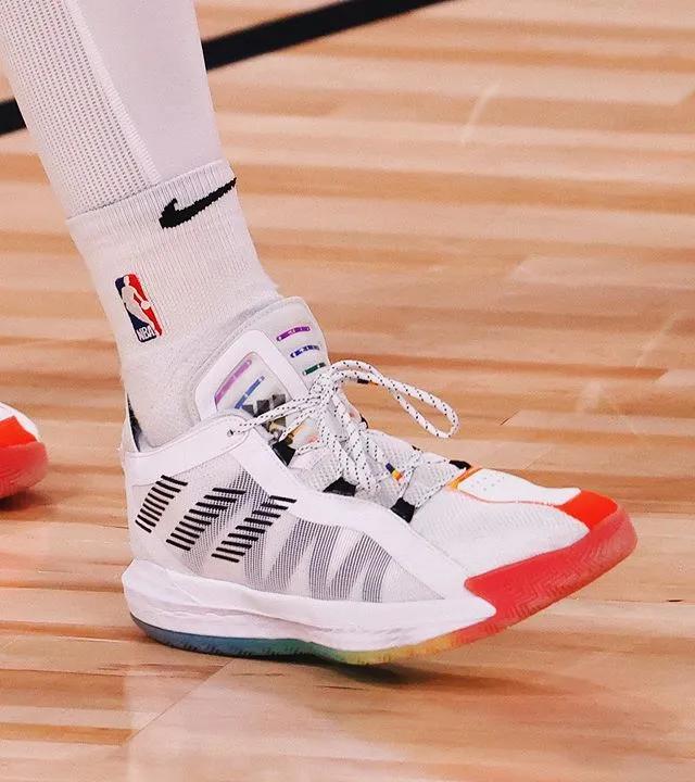 NBA球员上脚：安东尼穿经典签名鞋，安踏和361°都来了