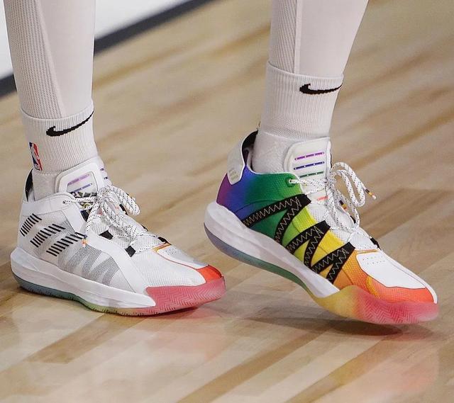 NBA球员上脚：安东尼穿经典签名鞋，安踏和361°都来了