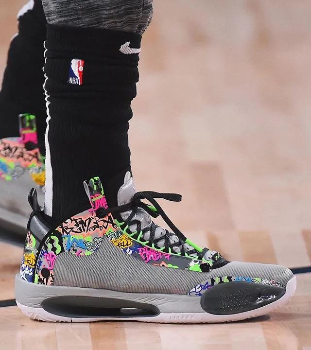 NBA球员上脚：安东尼穿经典签名鞋，安踏和361°都来了