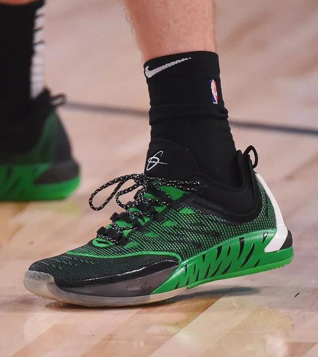 NBA球员上脚：安东尼穿经典签名鞋，安踏和361°都来了