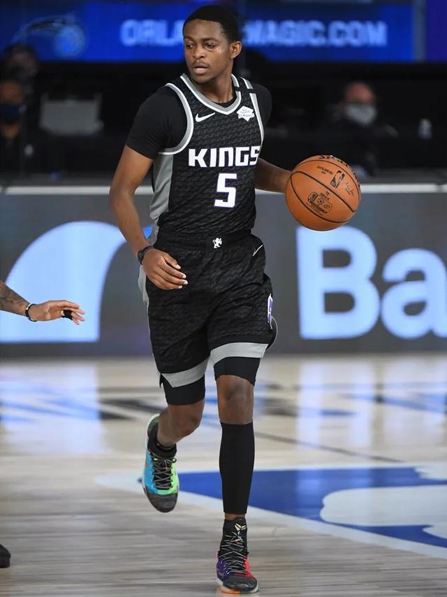 NBA球员上脚：安东尼穿经典签名鞋，安踏和361°都来了