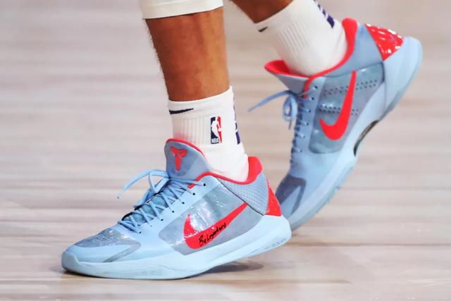 NBA球员上脚：安东尼穿经典签名鞋，安踏和361°都来了