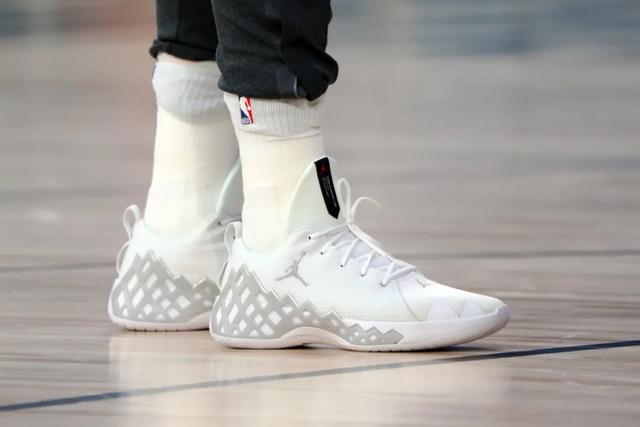 NBA球员上脚：安东尼穿经典签名鞋，安踏和361°都来了
