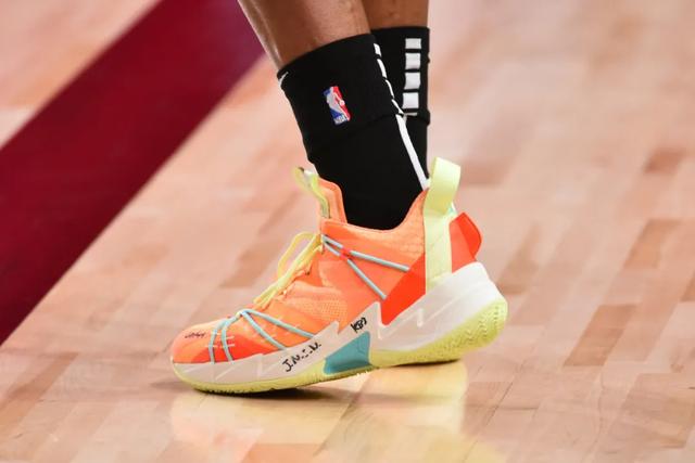 NBA球员上脚：安东尼穿经典签名鞋，安踏和361°都来了