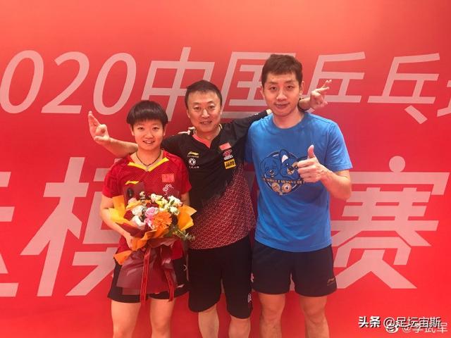 马琳搂肩许昕孙颖莎庆夺冠,伸三根手指含深意 莎莎抱昕哥打满分