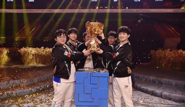 2000人助阵TS登顶，王者荣耀世冠赛重启电竞线下赛