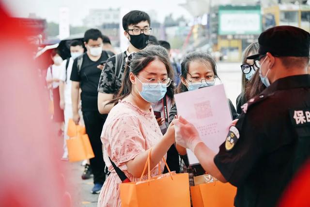 2000人助阵TS登顶，王者荣耀世冠赛重启电竞线下赛