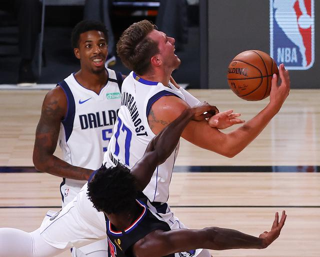 裁判控场已不足为奇！18年总决G1历历在目，詹姆斯最懂东契奇的痛