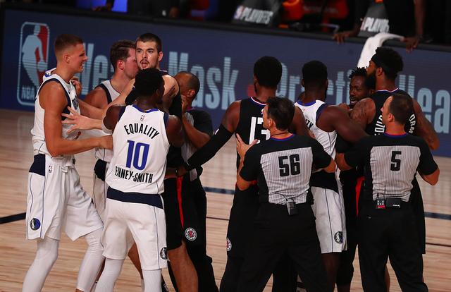 裁判控场已不足为奇！18年总决G1历历在目，詹姆斯最懂东契奇的痛