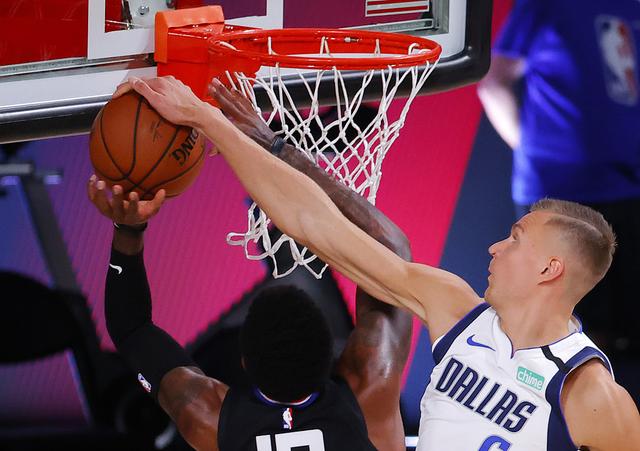 裁判控场已不足为奇！18年总决G1历历在目，詹姆斯最懂东契奇的痛