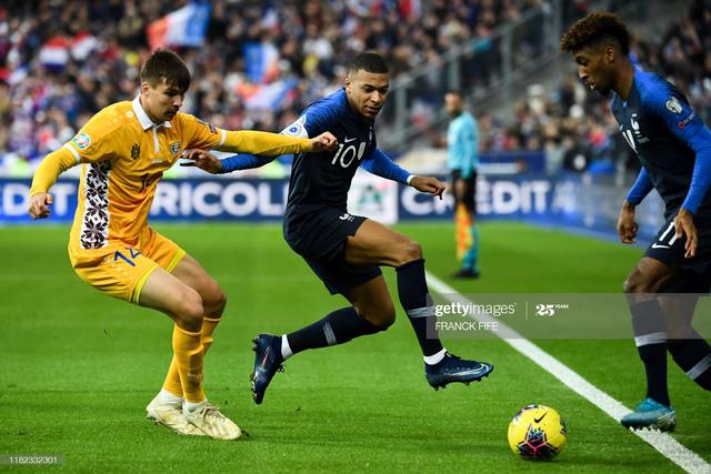 在FIFA20最新数据中，姆巴佩和戴维斯谁的速度更快？