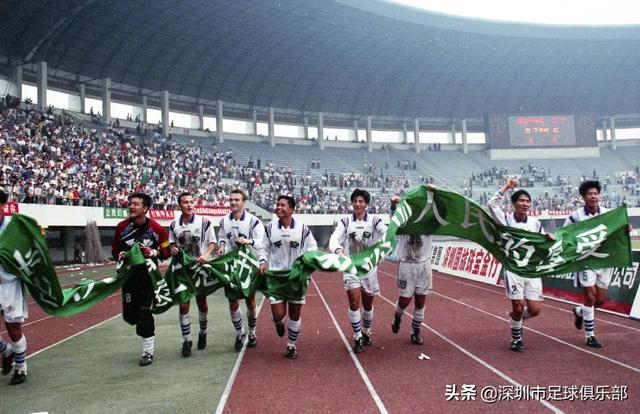 衣往情深①：新生深足的烈火红心，从那件拉风的进口球衣说起