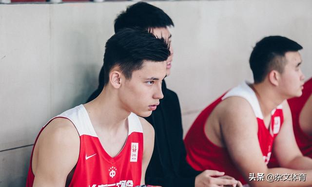 混血球员进CBA一队！在U19男篮展露天赋，继承父母颜值