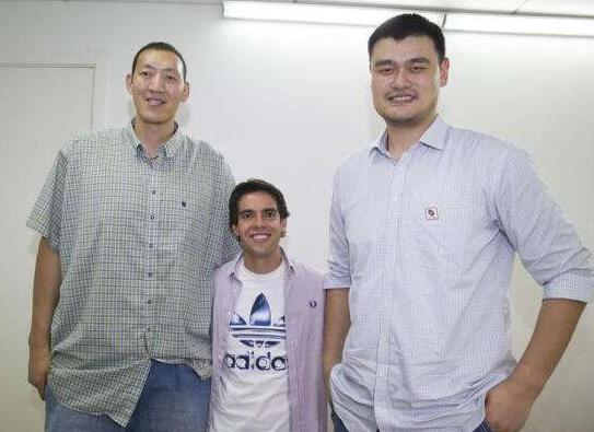 跟姚明合影是什么感觉？奥尼尔都显苗条 科比看上去像1米7