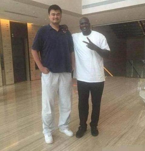 跟姚明合影是什么感觉？奥尼尔都显苗条 科比看上去像1米7