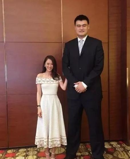 跟姚明合影是什么感觉？奥尼尔都显苗条 科比看上去像1米7