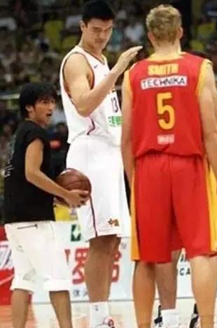 跟姚明合影是什么感觉？奥尼尔都显苗条 科比看上去像1米7