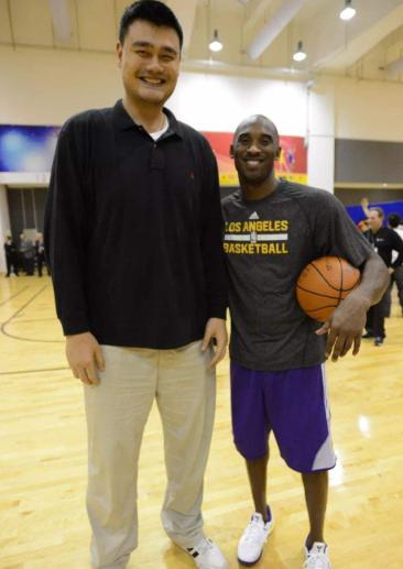 跟姚明合影是什么感觉？奥尼尔都显苗条 科比看上去像1米7