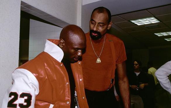 图解张伯伦逆天身体天赋！举成年人如举玩偶 肩宽超奥尼尔