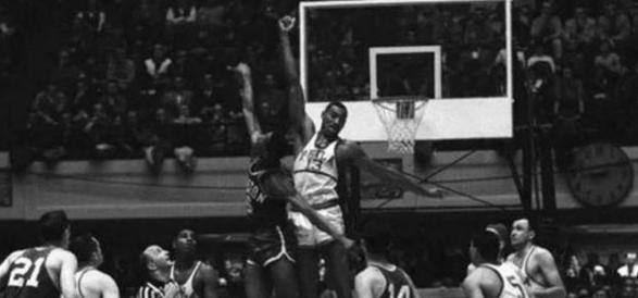 图解张伯伦逆天身体天赋！举成年人如举玩偶 肩宽超奥尼尔