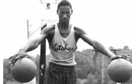 图解张伯伦逆天身体天赋！举成年人如举玩偶 肩宽超奥尼尔