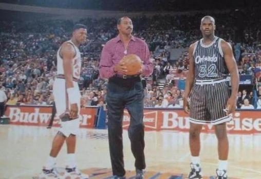 图解张伯伦逆天身体天赋！举成年人如举玩偶 肩宽超奥尼尔