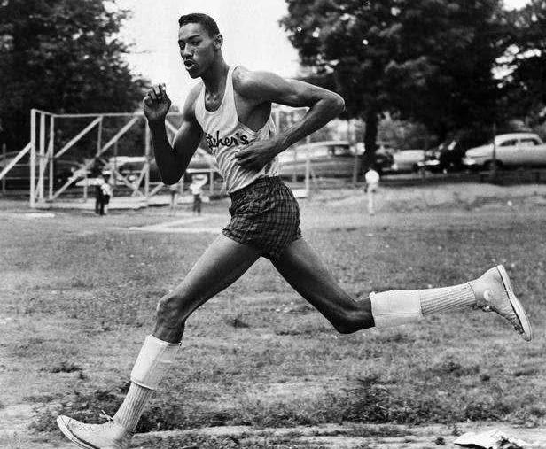 图解张伯伦逆天身体天赋！举成年人如举玩偶 肩宽超奥尼尔