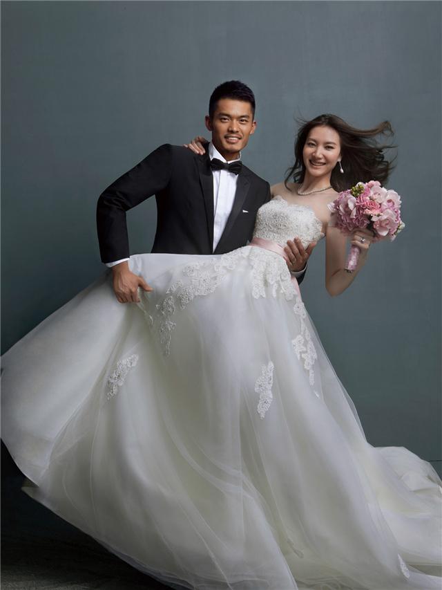 林丹花衬衫太扎眼！谢杏芳穿高跟高半头，特意调整站姿照顾他面子