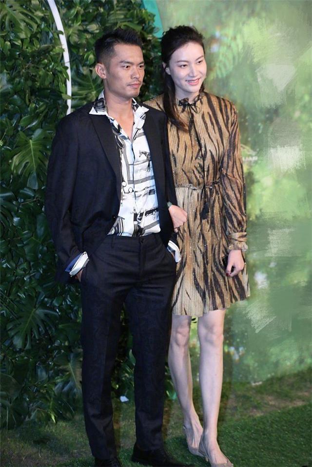 林丹花衬衫太扎眼！谢杏芳穿高跟高半头，特意调整站姿照顾他面子