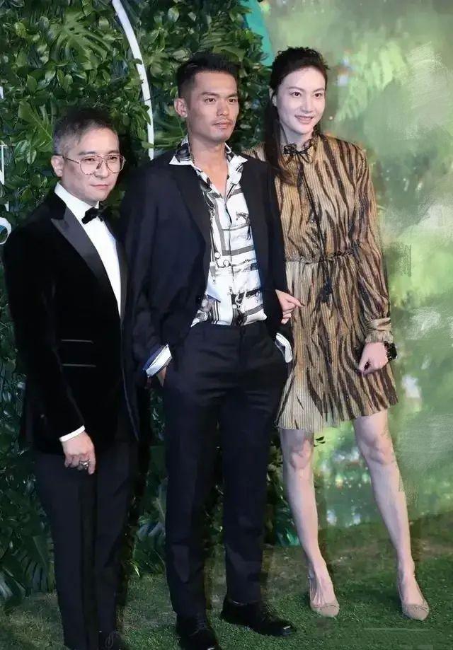 林丹花衬衫太扎眼！谢杏芳穿高跟高半头，特意调整站姿照顾他面子