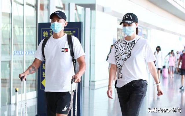 林丹有福气！和妻子手挽手出席活动，39岁谢杏芳魅力十足