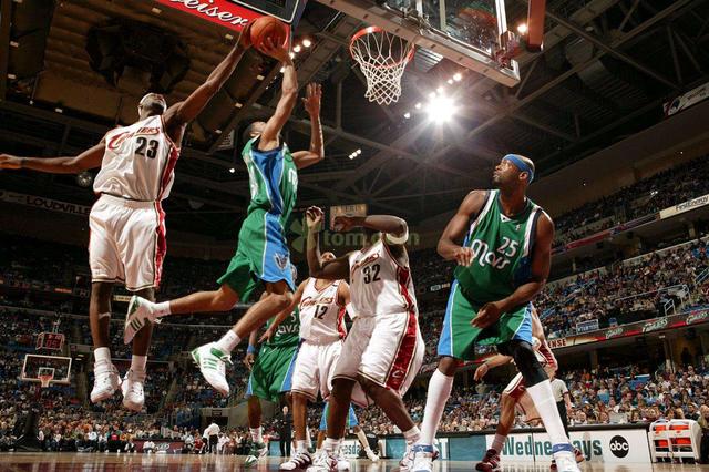 詹姆斯再夺冠，却留下一个小遗憾，距离历史第一人只差一个盖帽