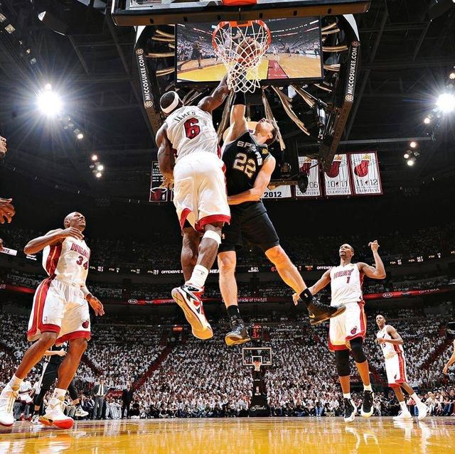 詹姆斯再夺冠，却留下一个小遗憾，距离历史第一人只差一个盖帽