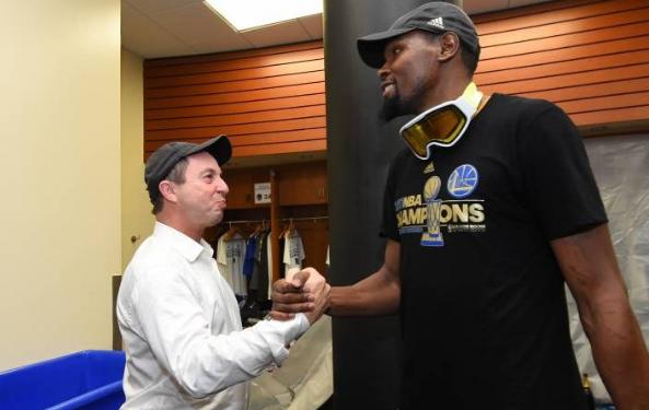 NBA现役能进名人堂的球星很多，但100%退役球衣 就5人