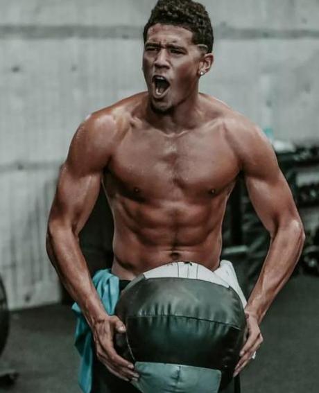 NBA现役肌肉最强5大后卫，韦少腹肌像刀刻 哈登壮得像头牛