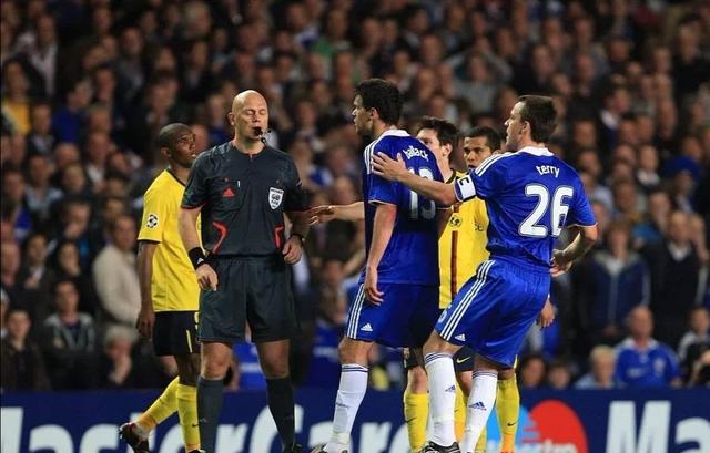 中国足球裁判:欲戴皇冠,必承其重